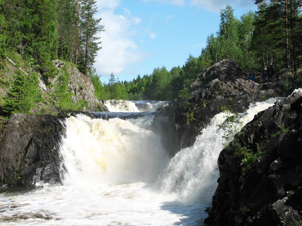Карелия - край густых лесов, быстрых рек и водопадов