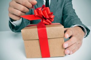Как правильно дарить подарки