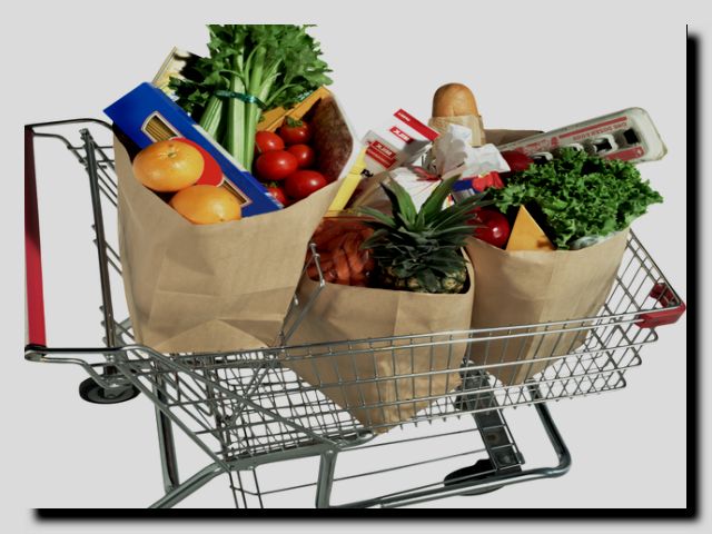 Продукты подели. Покупки еды домой. Продукты питания не класть в корзину. Что купить домой из продуктов. Рука в корзинку кладет товар.